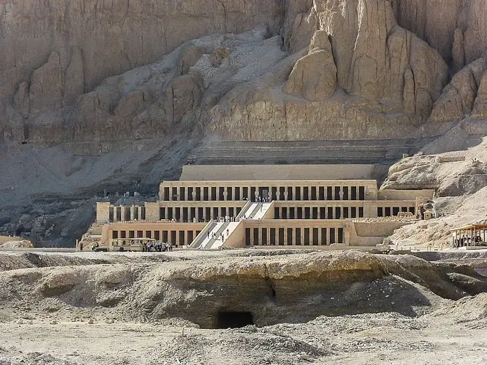 Луксор из Хургады на автобусе + Долина Цариц